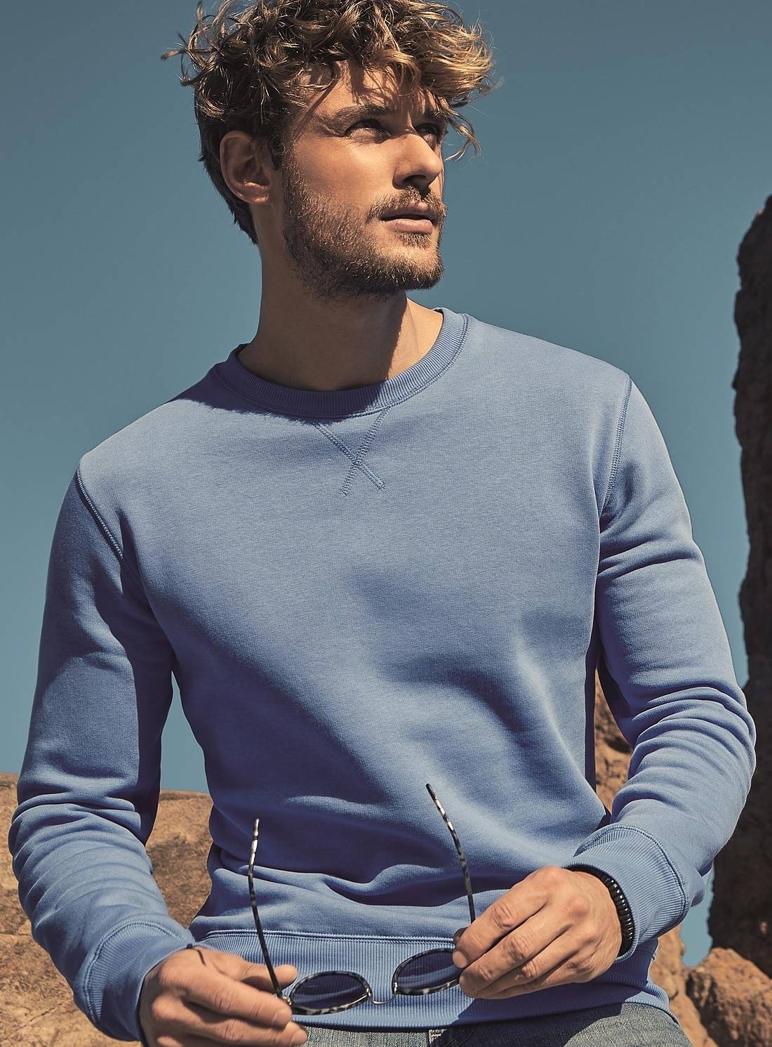 Klasyczna bluza męska z ozdobnym szwem przy dekolcie