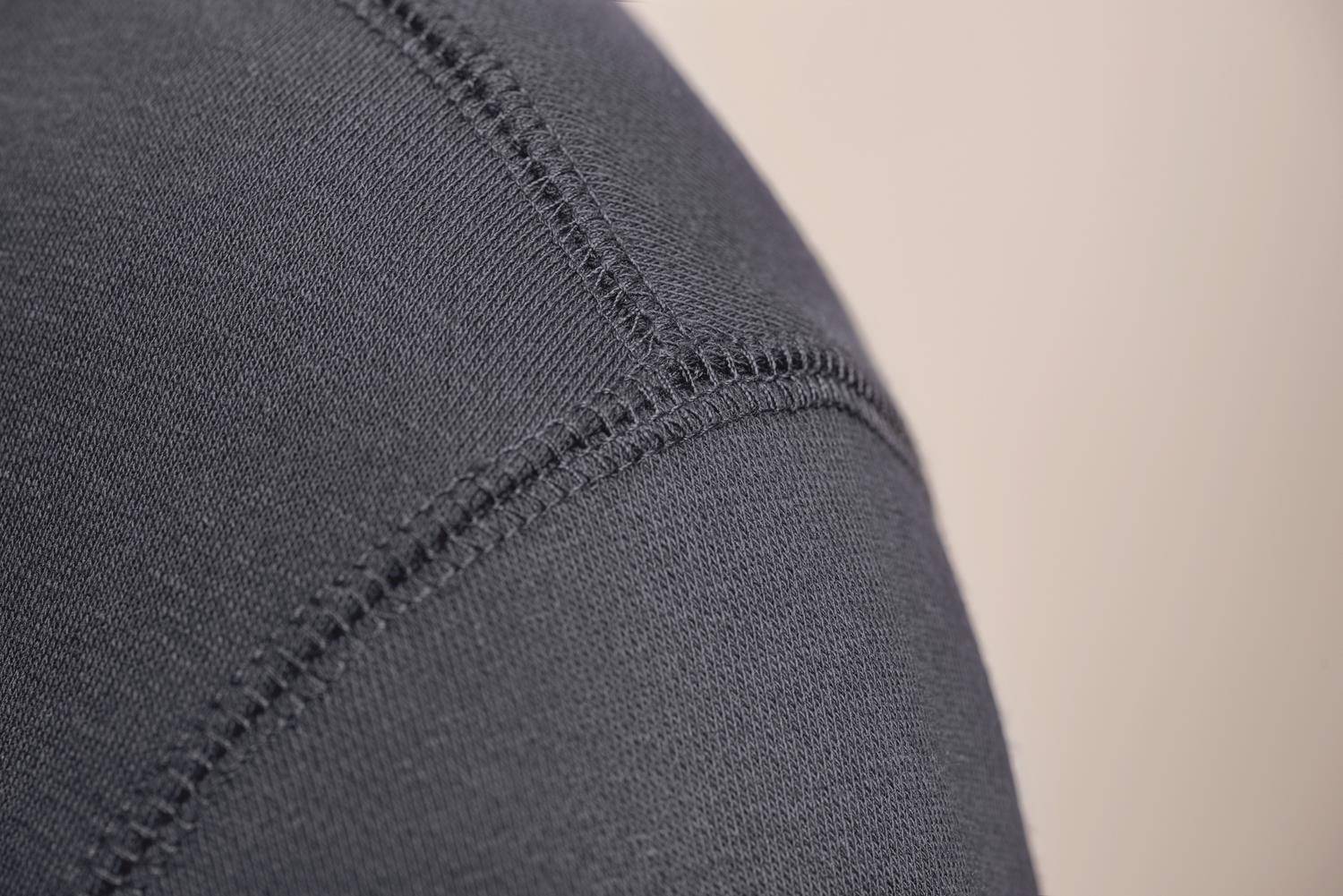 Klasyczna bluza o gładkiej strukturze marki HRM