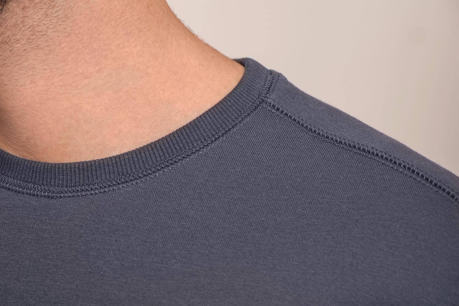 Klasyczna bluza o gładkiej strukturze marki HRM