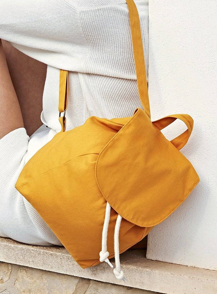 Kompaktowy plecak uszyty z bawełny organicznej