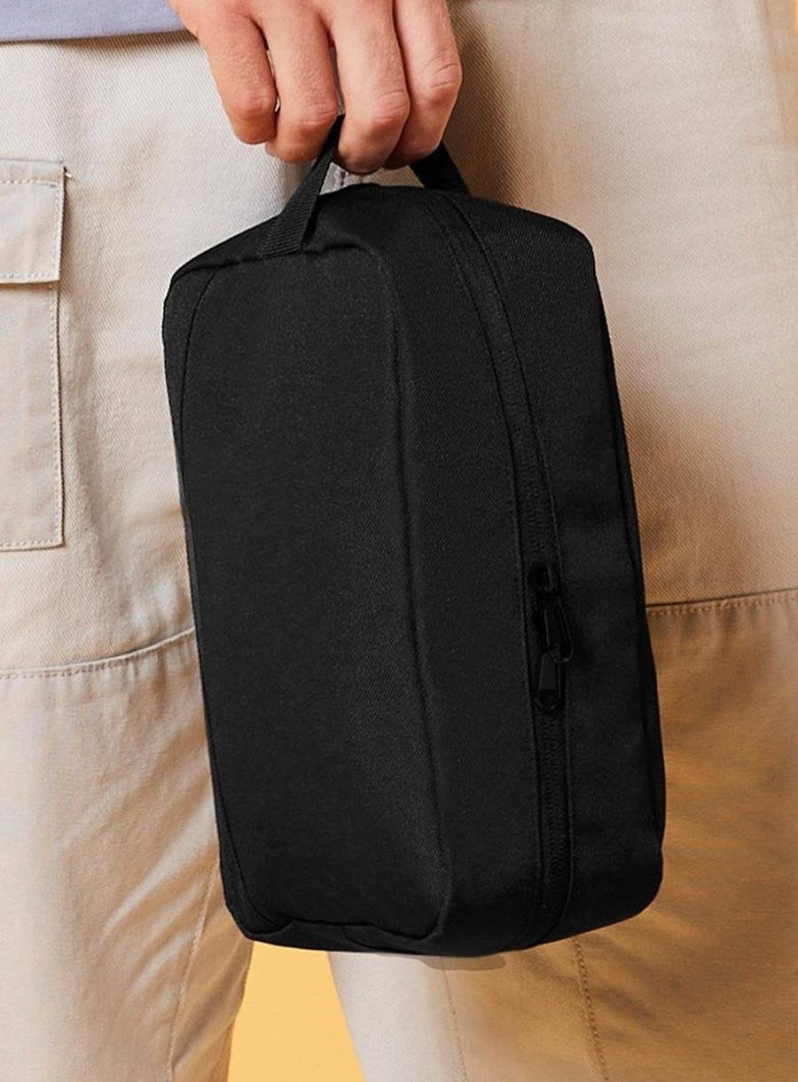 Kosmetyczka wykonana z materiału pochodzącego z recyklingu