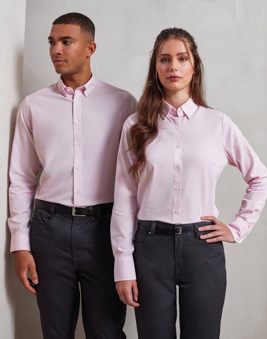 Koszula damska z kontrastowym od wewnątrz kołnierzykiem oraz mankietami