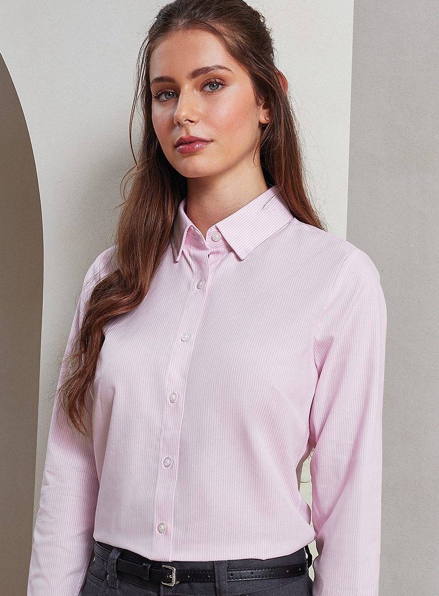 Koszula damska z kontrastowym od wewnątrz kołnierzykiem oraz mankietami