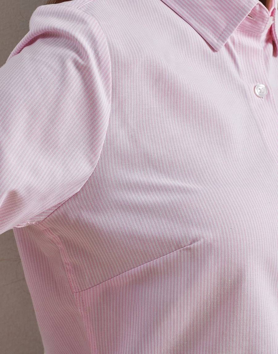 Koszula damska z kontrastowym od wewnątrz kołnierzykiem oraz mankietami