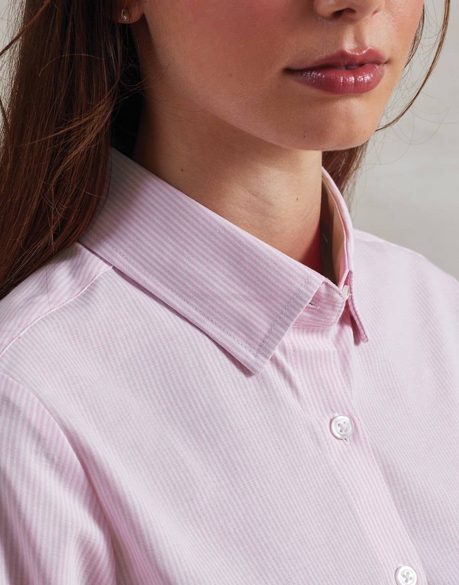 Koszula damska z kontrastowym od wewnątrz kołnierzykiem oraz mankietami