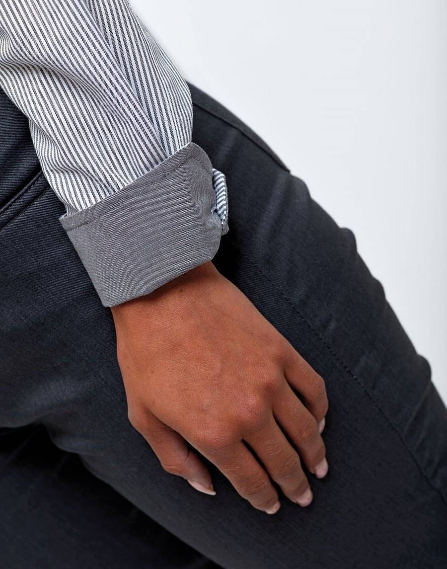 Koszula damska z kontrastowym od wewnątrz kołnierzykiem oraz mankietami