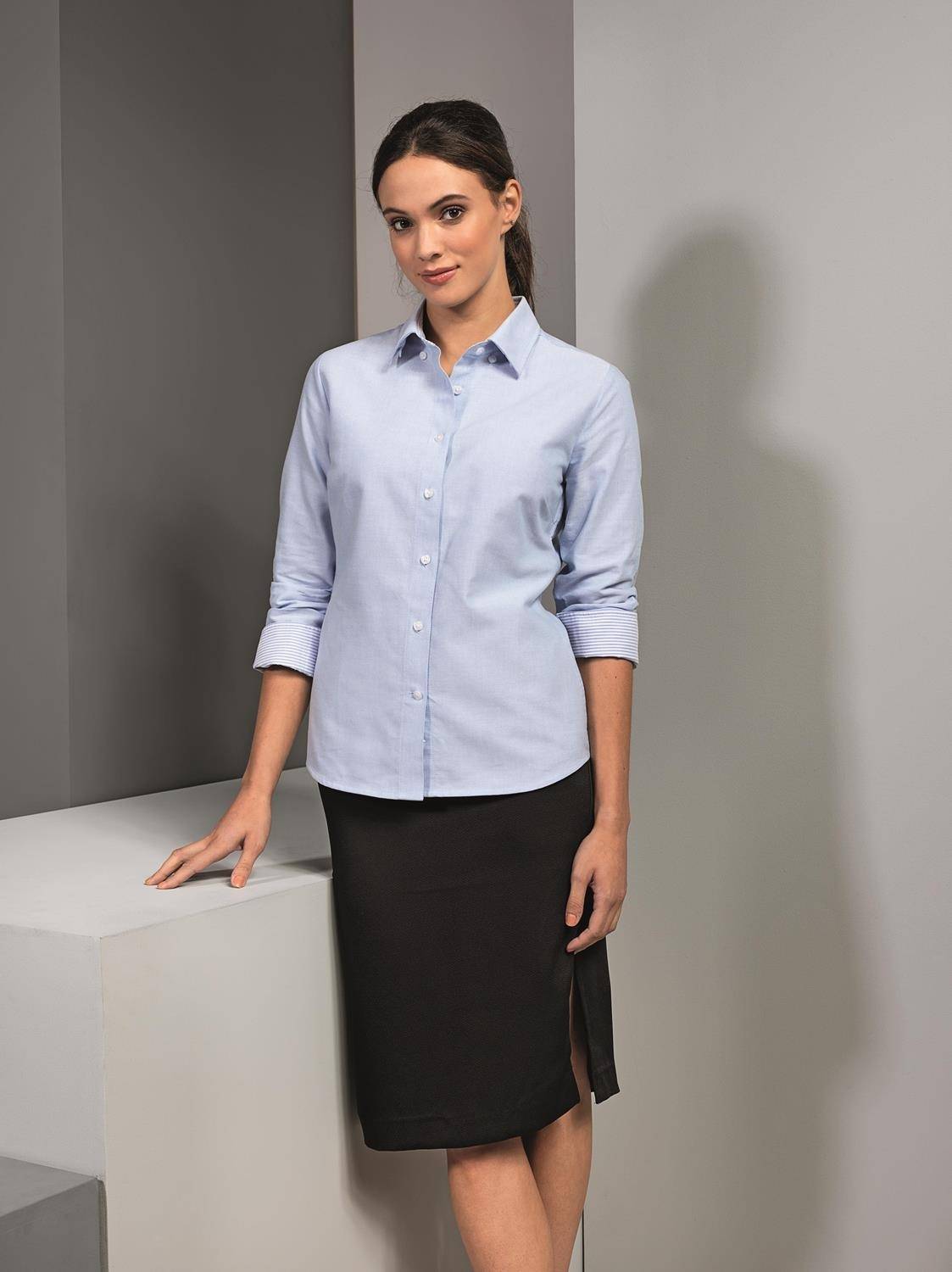 Koszula damska z kontrastowym od wewnątrz kołnierzykiem oraz mankietami