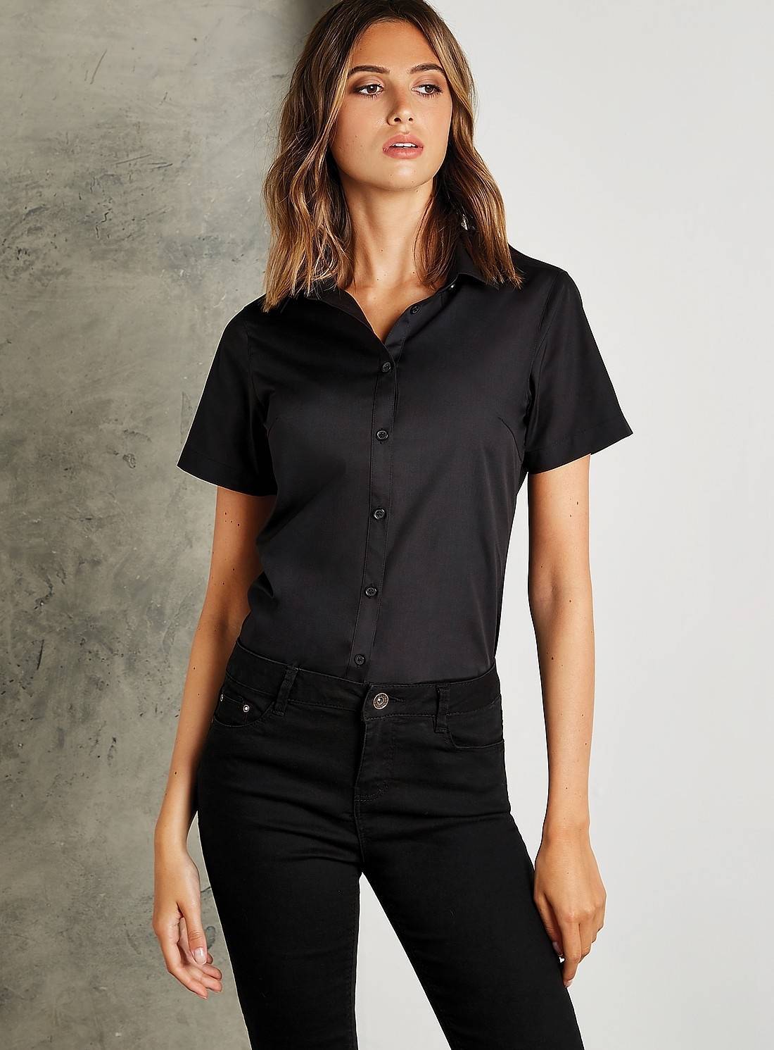 Koszula damska z usztywnionym kołnierzykiem i zaszewkami pod biustem