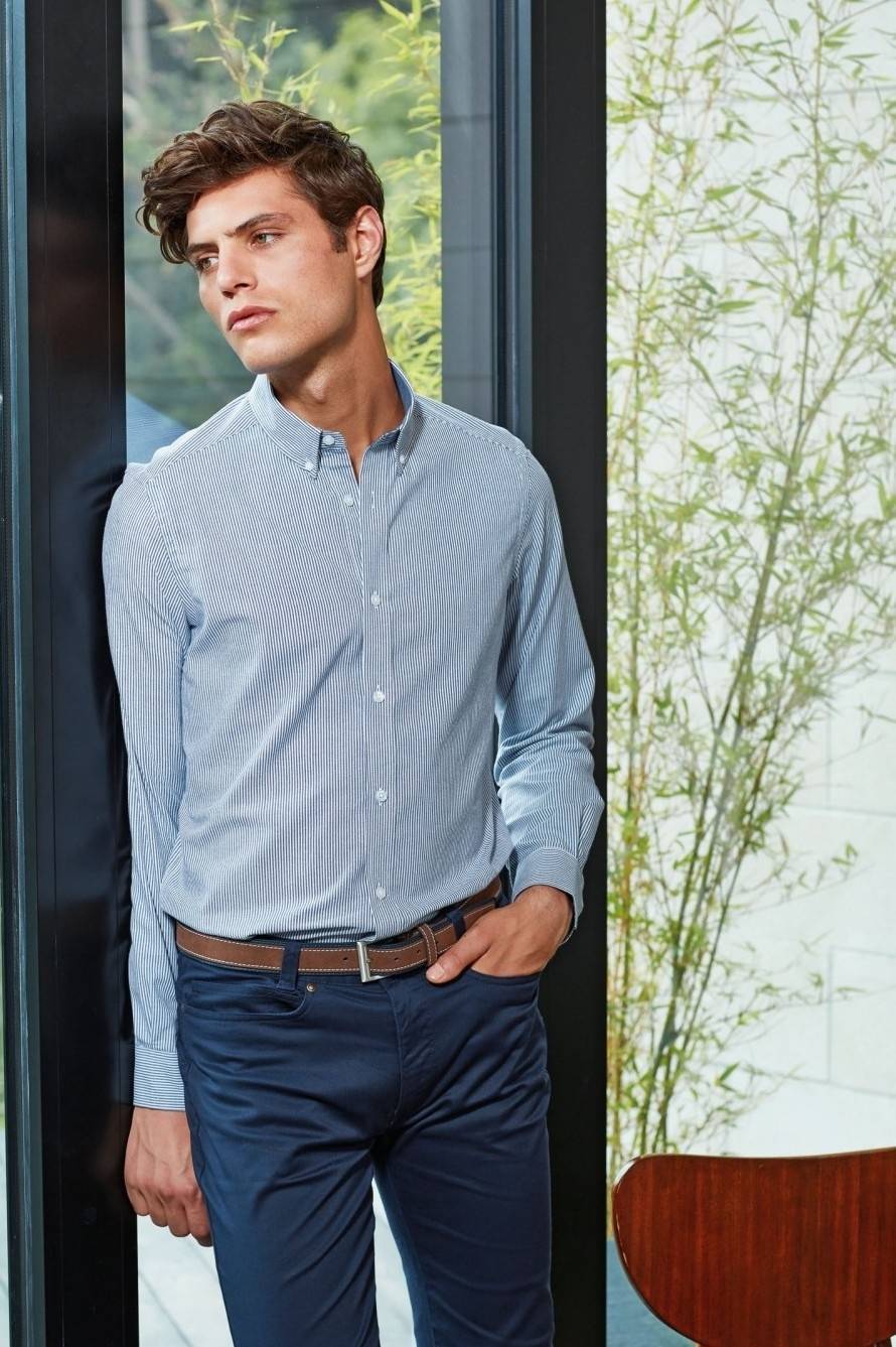 Koszula męska z kontrastowym wewnętrznym materiałem kołnierzyka oraz mankietów