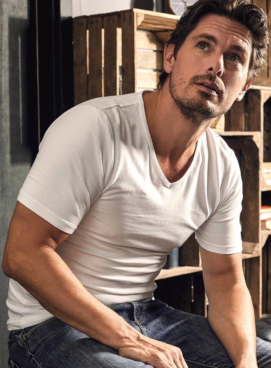 Koszulka męska typu slim z wycięciem v-neck