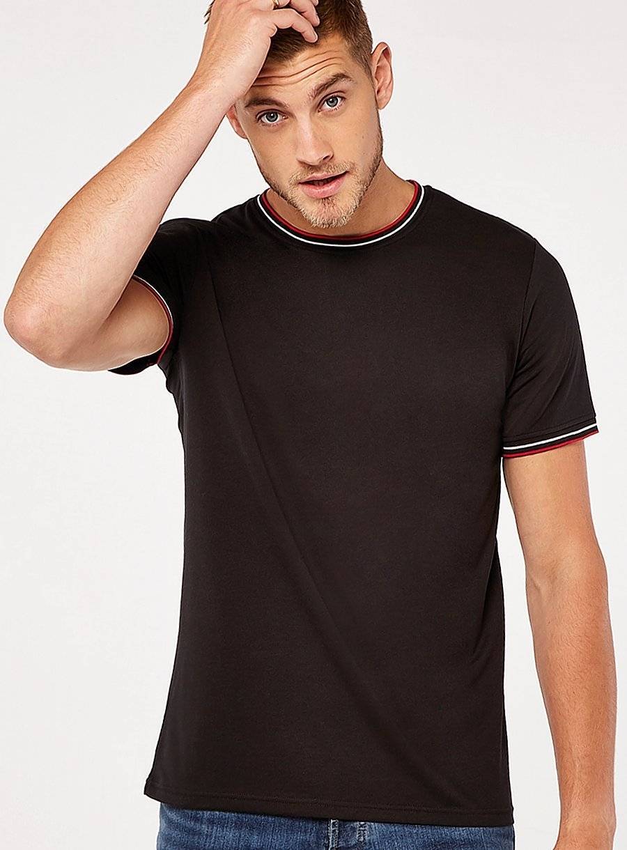 Koszulka męska z kolorowymi paskami wokół dekoltu i rękawków