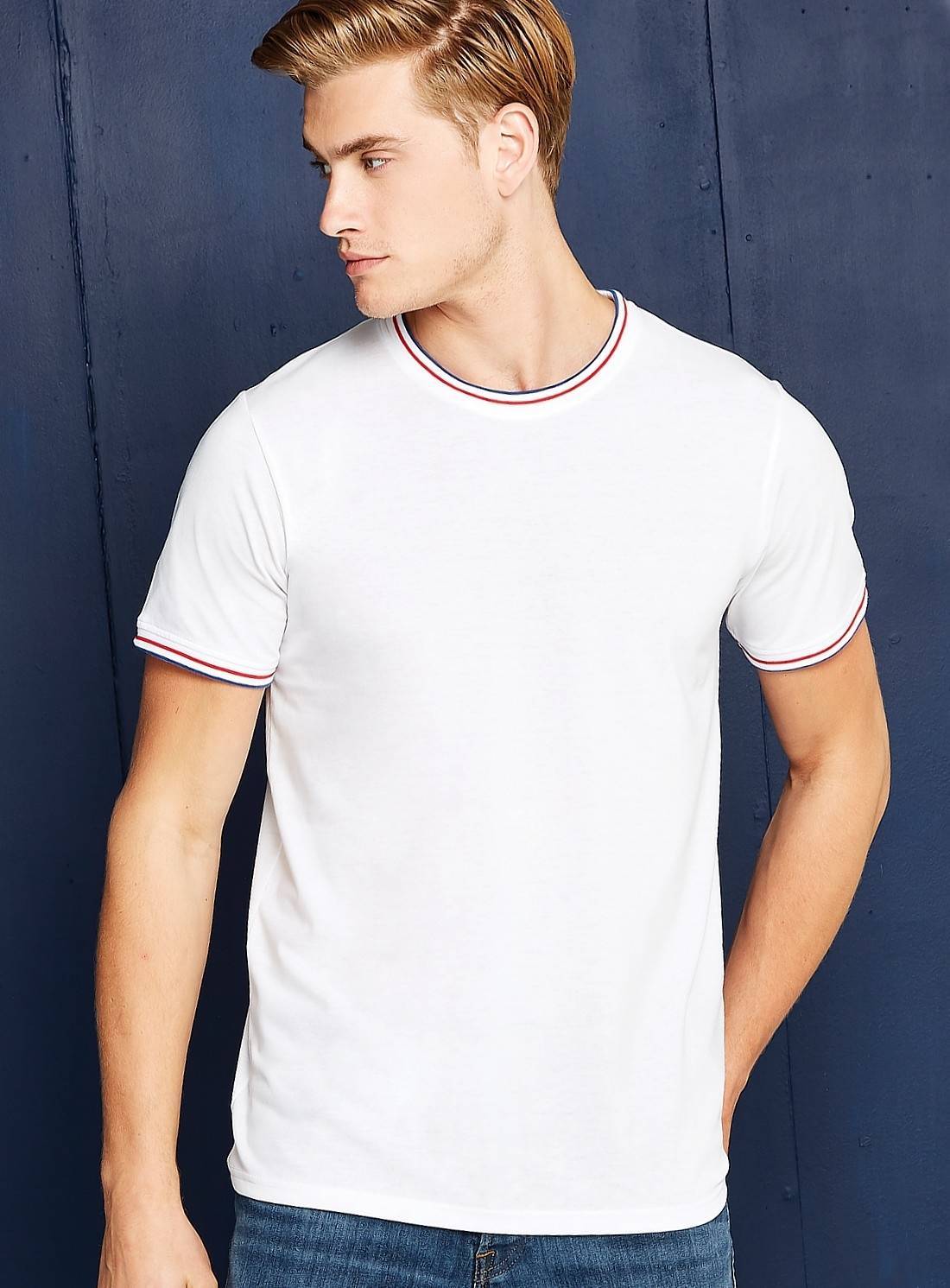 Koszulka męska z kolorowymi paskami wokół dekoltu i rękawków