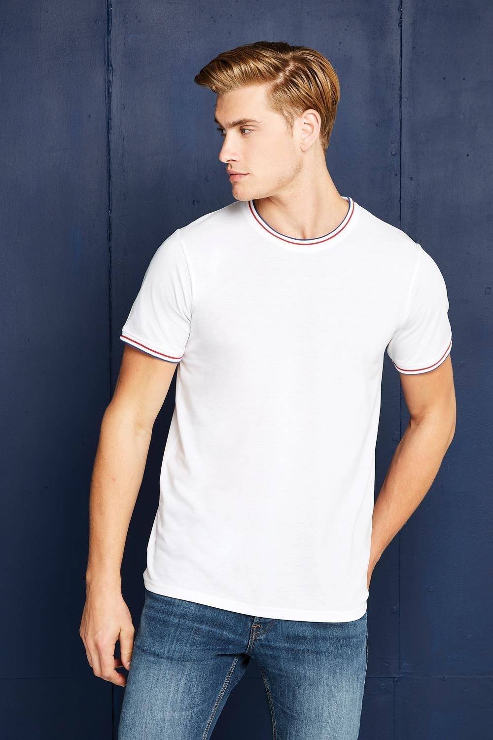 Koszulka męska z kolorowymi paskami wokół dekoltu i rękawków