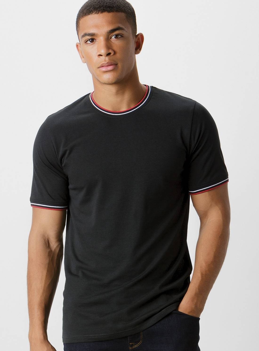 Koszulka męska z kolorowymi paskami wokół dekoltu i rękawków