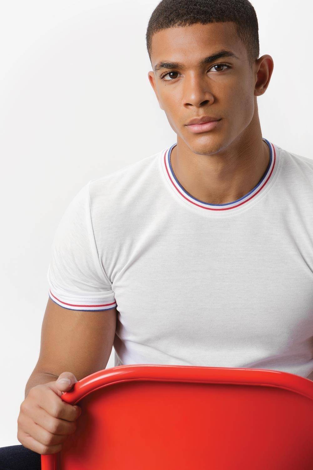 Koszulka męska z kolorowymi paskami wokół dekoltu i rękawków