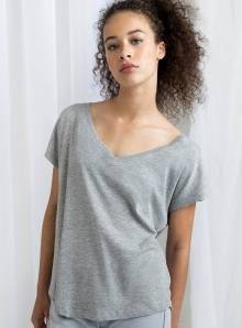 Koszulka o dużym dekolcie V-neck z zaokrąglonym dołem – model damski