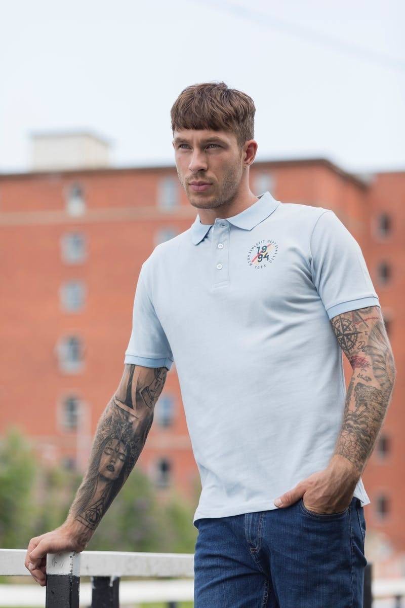 Koszulka polo męska o modnym fasonie z bocznymi rozcięciami