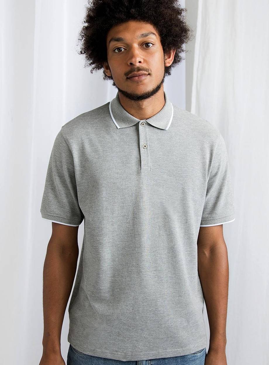 Koszulka polo z kontrastowymi paskami i kokosowymi guzikami