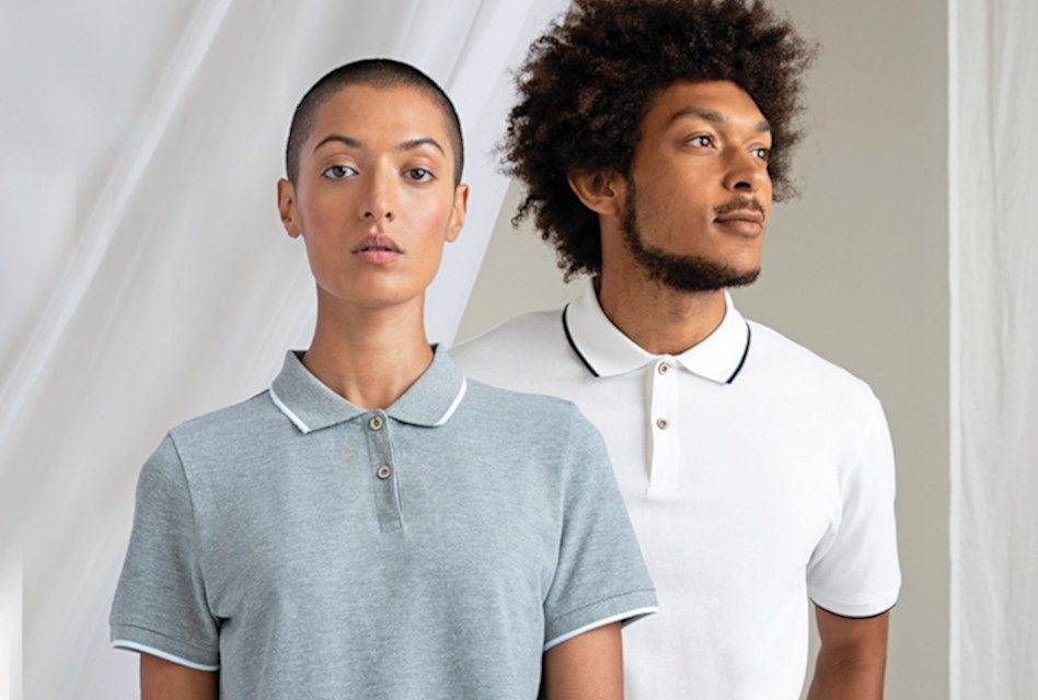 Koszulka polo z kontrastowymi paskami i kokosowymi guzikami