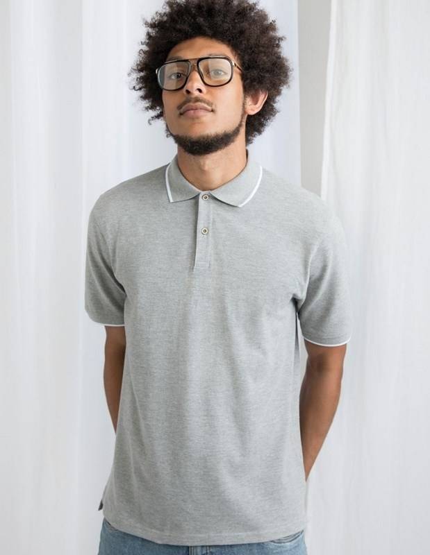 Koszulka polo z kontrastowymi paskami i kokosowymi guzikami