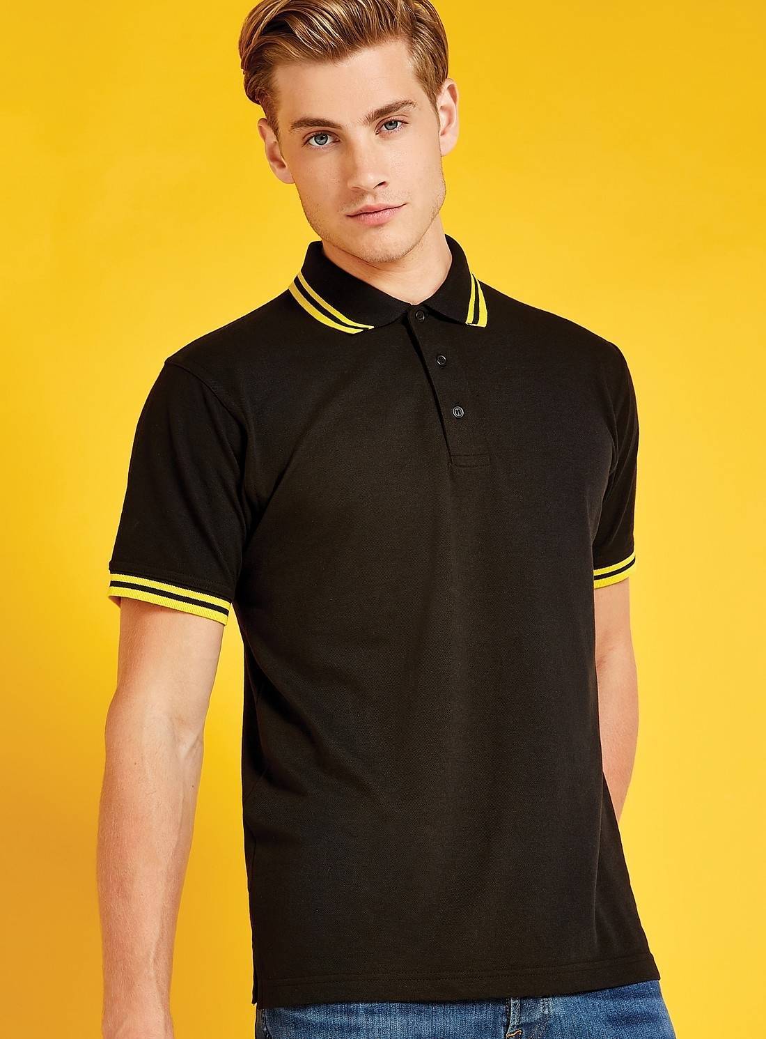 Koszulka polo z ozdobnymi paskami i rozcięciami bocznymi