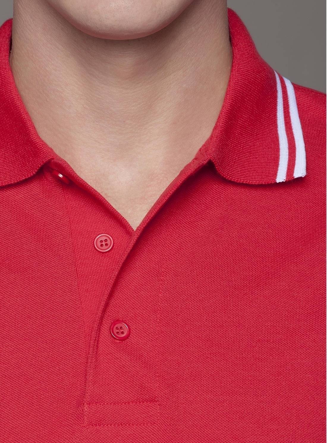 Koszulka polo z ozdobnymi paskami i rozcięciami bocznymi