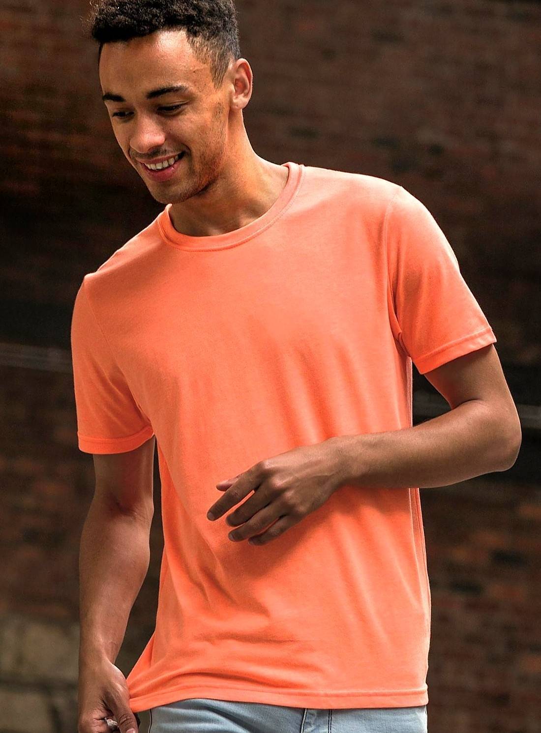 Koszulka T-shirt w jaskrawej kolorystyce o dopasowanym fasonie