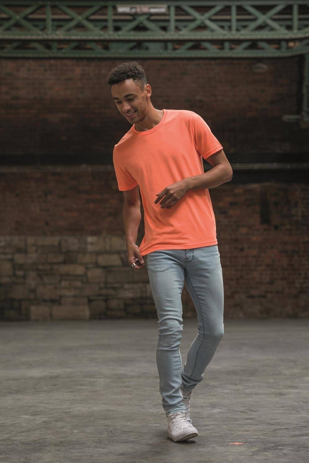 Koszulka T-shirt w jaskrawej kolorystyce o dopasowanym fasonie