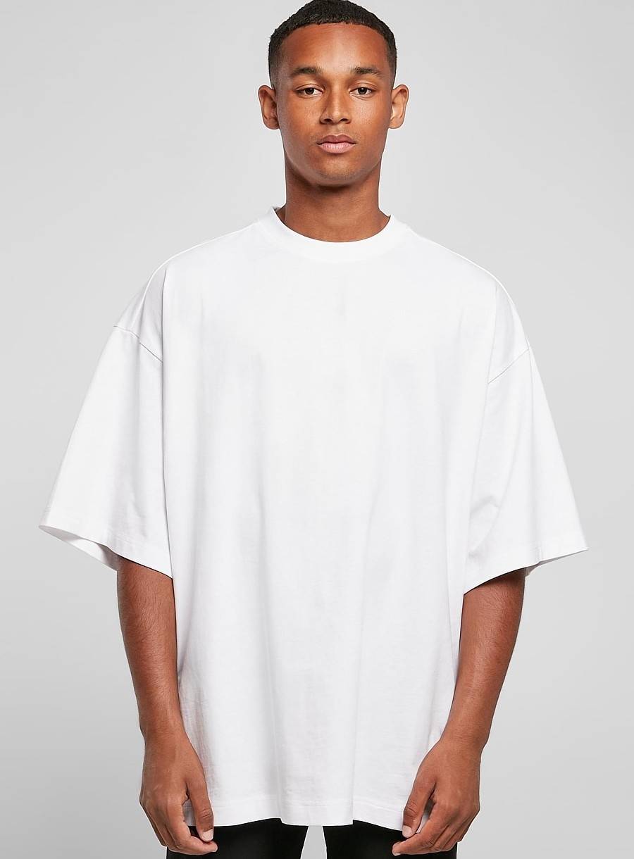 Koszulka uszyta z grubego materiału w charakterystycznym kroju oversized