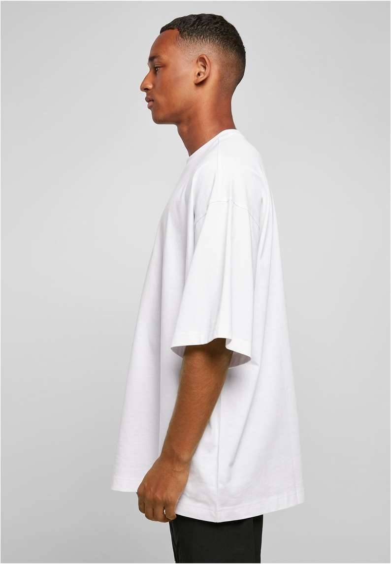 Koszulka uszyta z grubego materiału w charakterystycznym kroju oversized