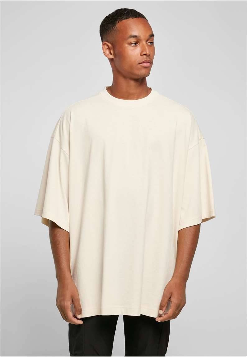 Koszulka uszyta z grubego materiału w charakterystycznym kroju oversized