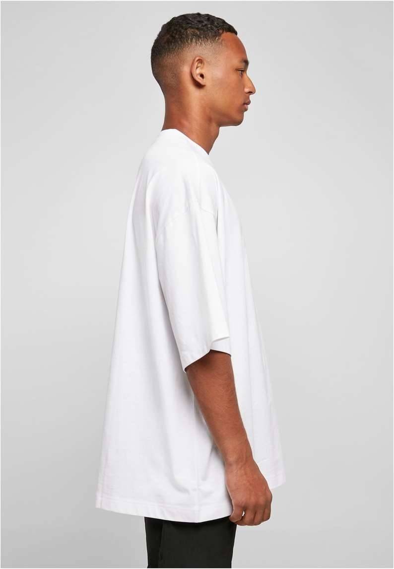 Koszulka uszyta z grubego materiału w charakterystycznym kroju oversized