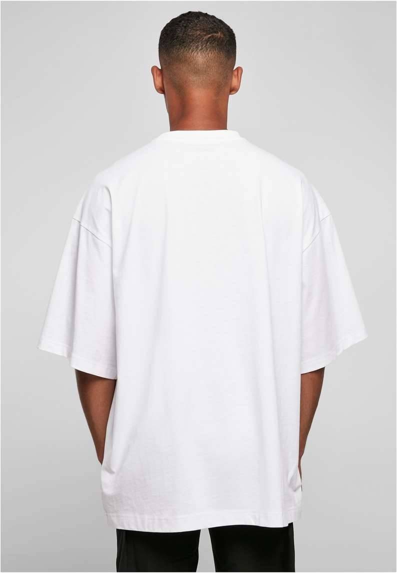 Koszulka uszyta z grubego materiału w charakterystycznym kroju oversized