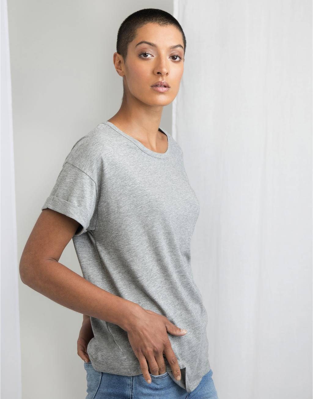 Koszulka z obniżonymi ramionami i rolowanymi rękawkami