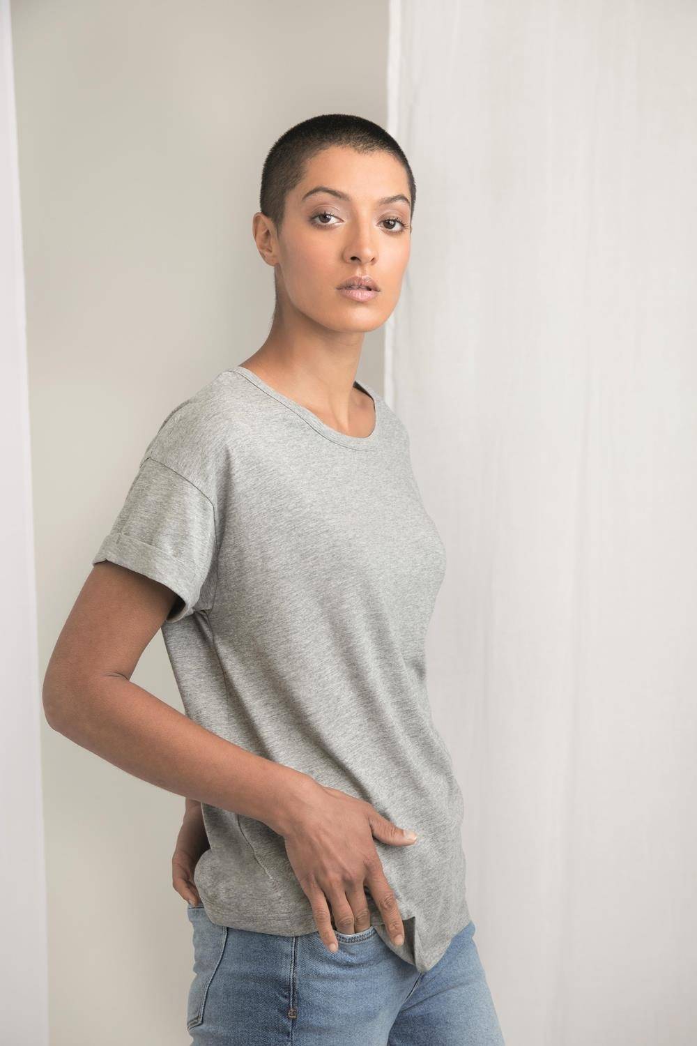 Koszulka z obniżonymi ramionami i rolowanymi rękawkami