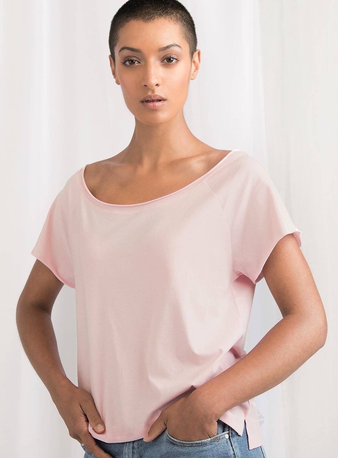 Krótki T-shirt damski o swobodnym kroju z surowym wykończeniem