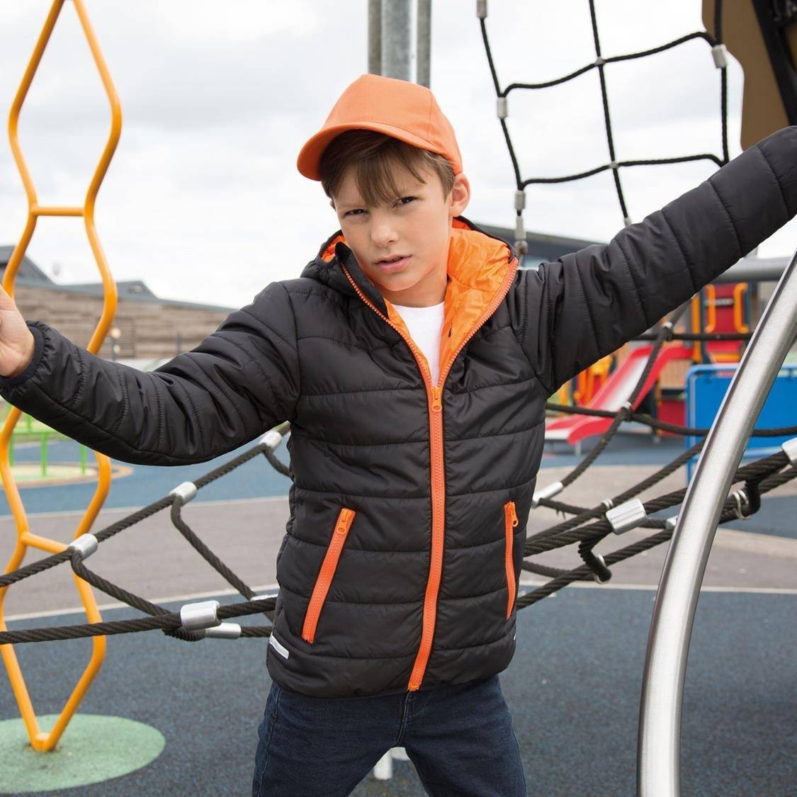 Kurtka dziecięca o pikowanej strukturze z kontrastowymi zamkami