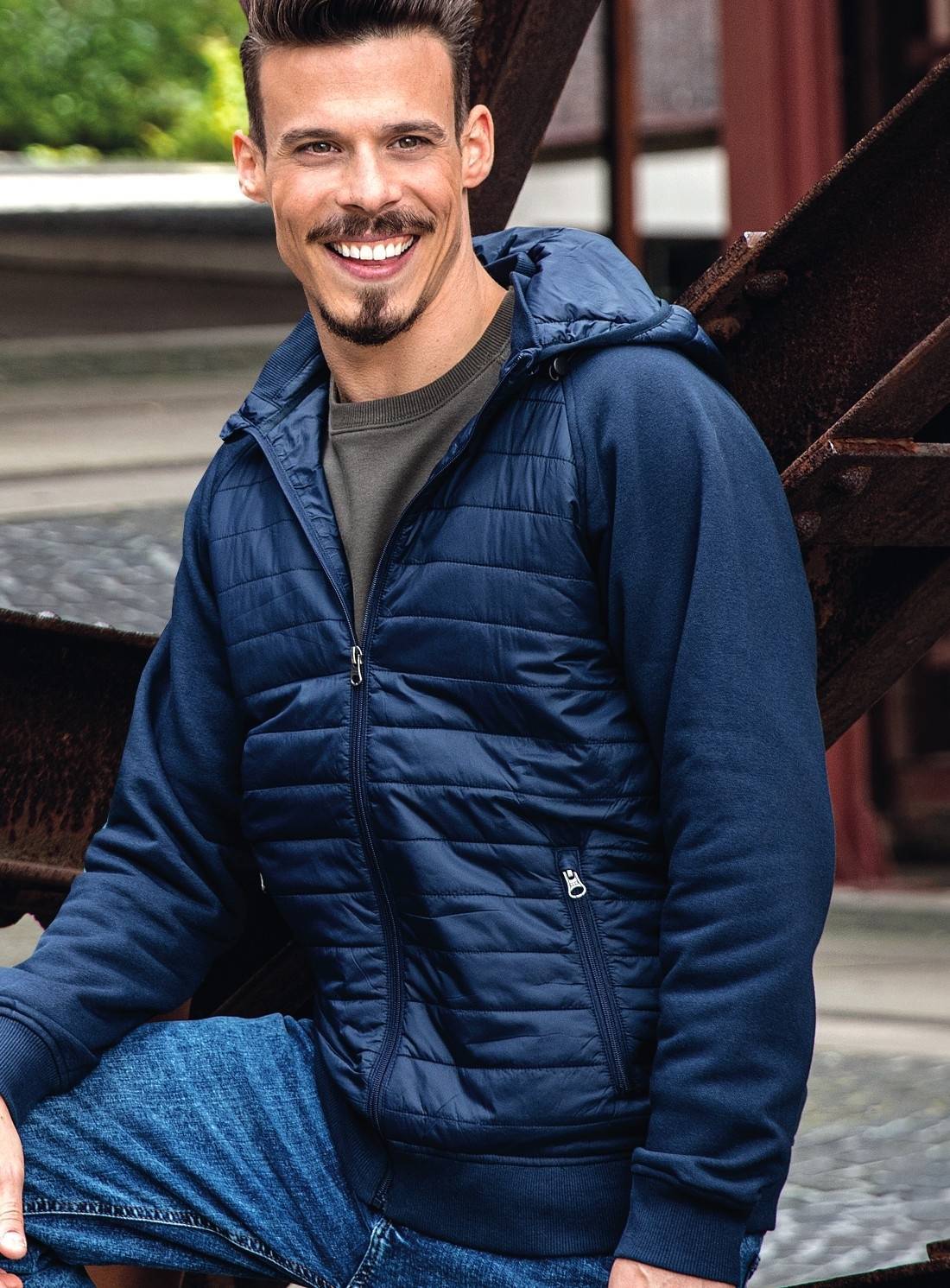 Kurtka pikowana z gładkimi rękawami i odpinanym kapturem