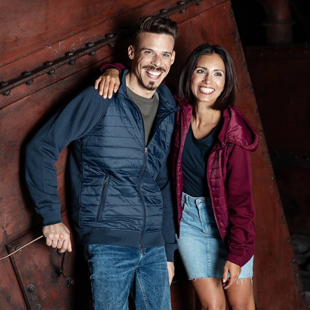 Kurtka pikowana z gładkimi rękawami i odpinanym kapturem