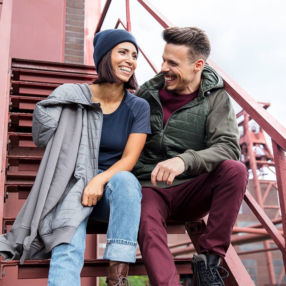 Kurtka pikowana z gładkimi rękawami i odpinanym kapturem