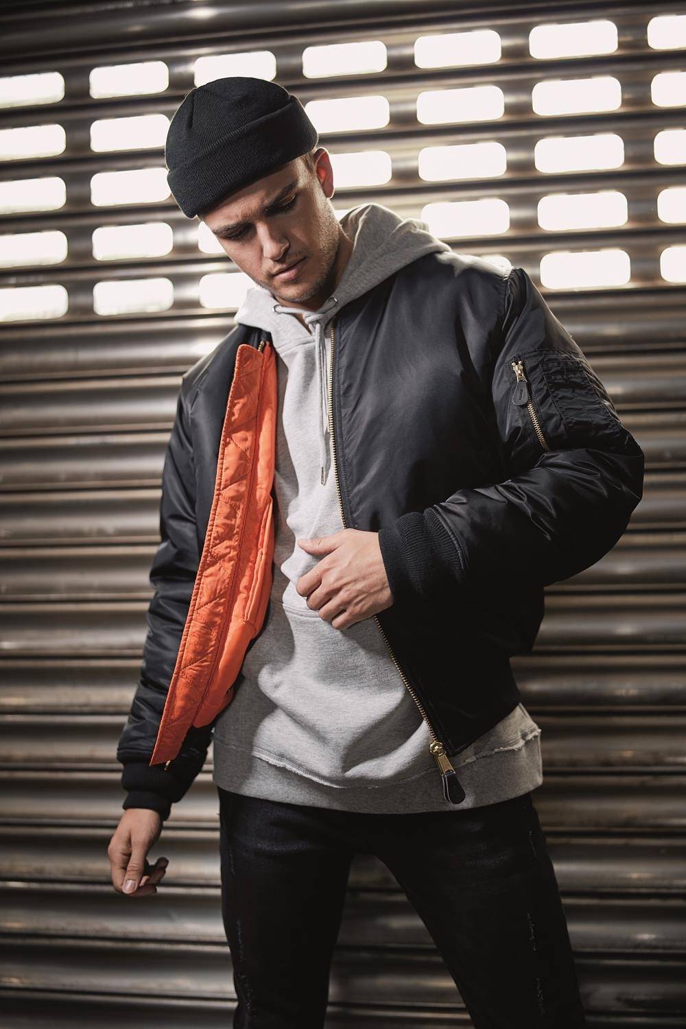 Kurtka pilotka typu bomber z kieszenią na rękawie