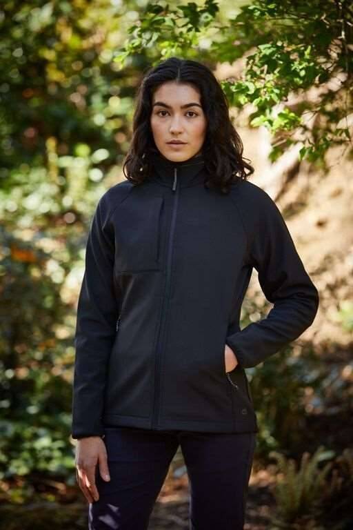 Kurtka softshell damska z klapą sztormową i osłoną podbródka, materiał z recyklingu