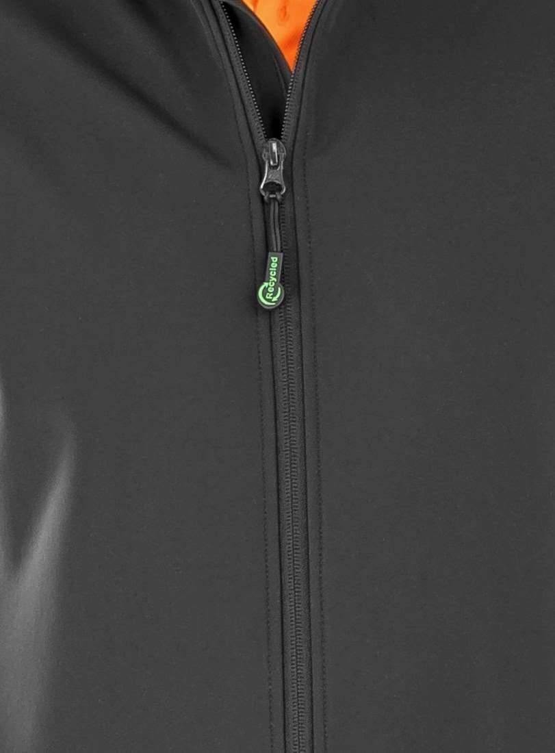 Kurtka softshell z warstwą mikropolaru, wykonana z materiału wytworzonego w procesie recyklingu