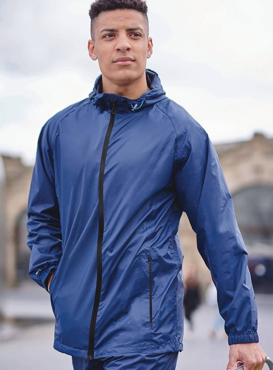 Lekka kurtka przeciwdeszczowa chowana do etui