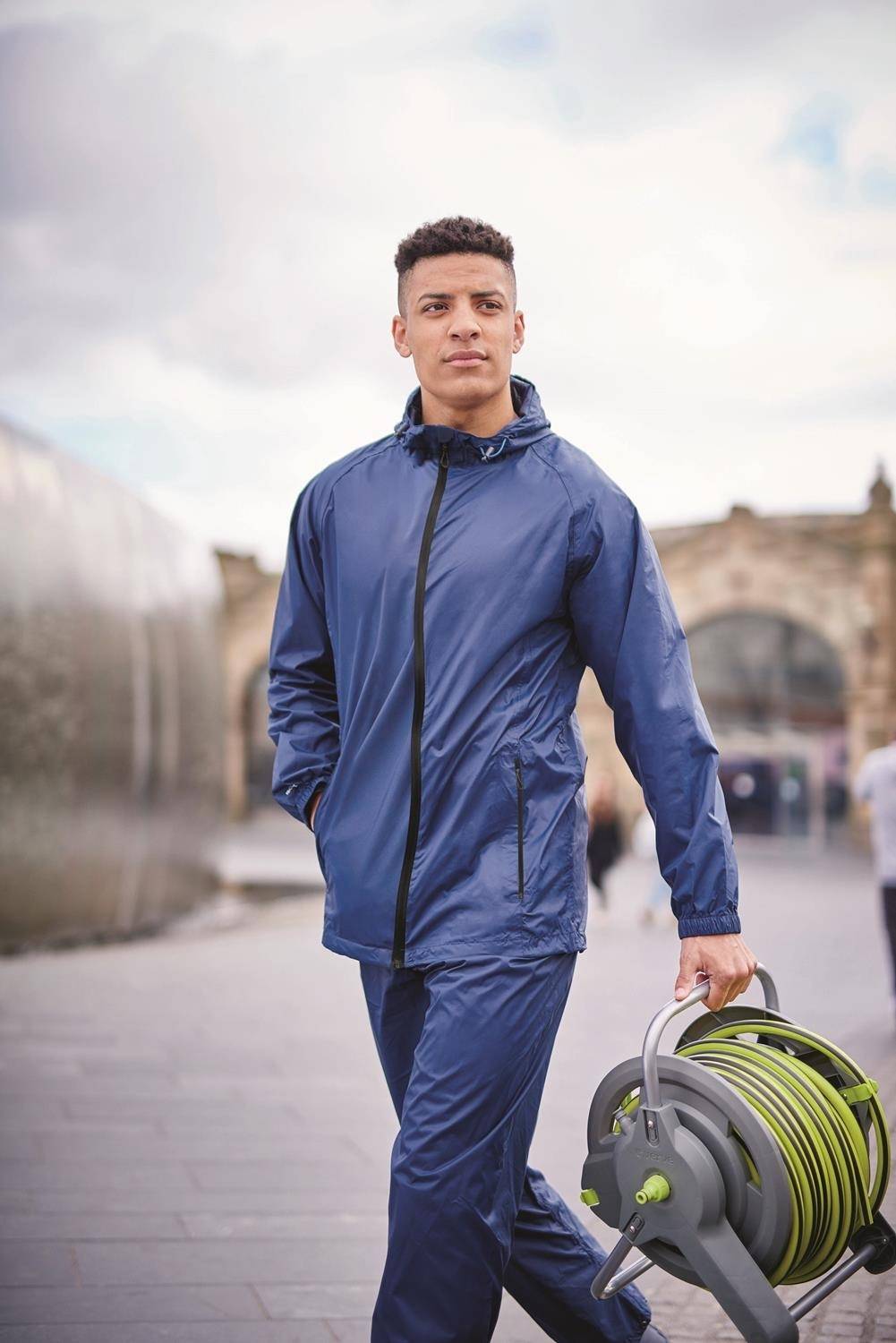 Lekka kurtka przeciwdeszczowa chowana do etui