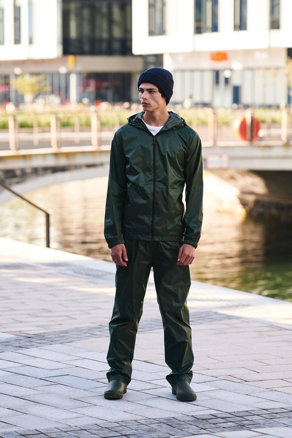 Lekka kurtka przeciwdeszczowa chowana do etui