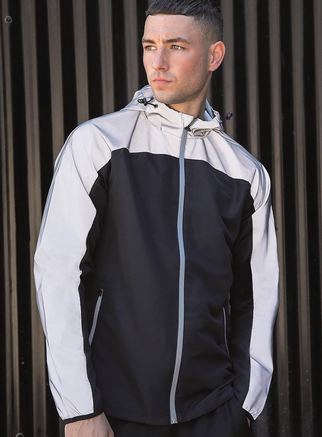 Lekka kurtka sportowa w kontrastowej kolorystyce z odblaskowymi panelami