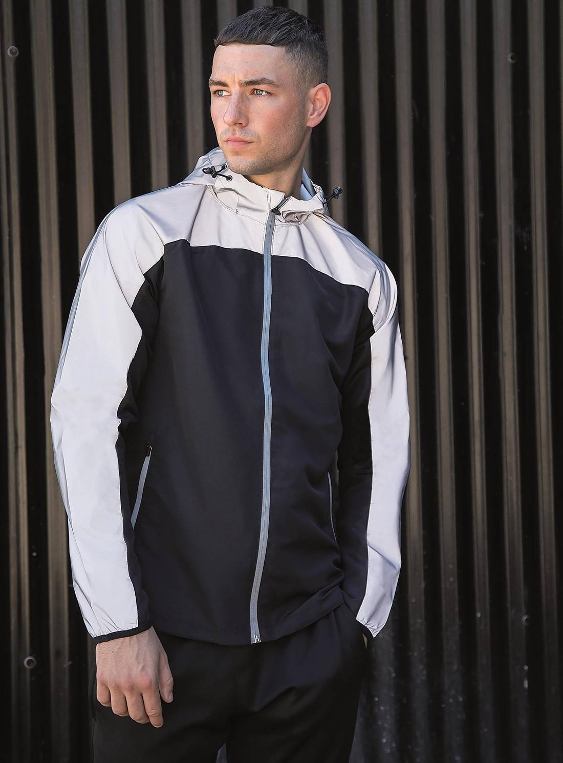 Lekka kurtka sportowa w kontrastowej kolorystyce z odblaskowymi panelami