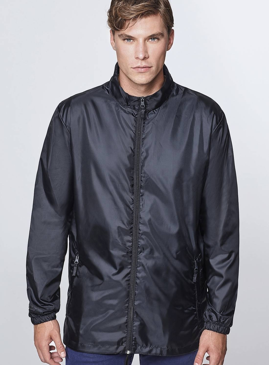 Lekka wiatrówka z chowanym kapturem i odrywaną metką