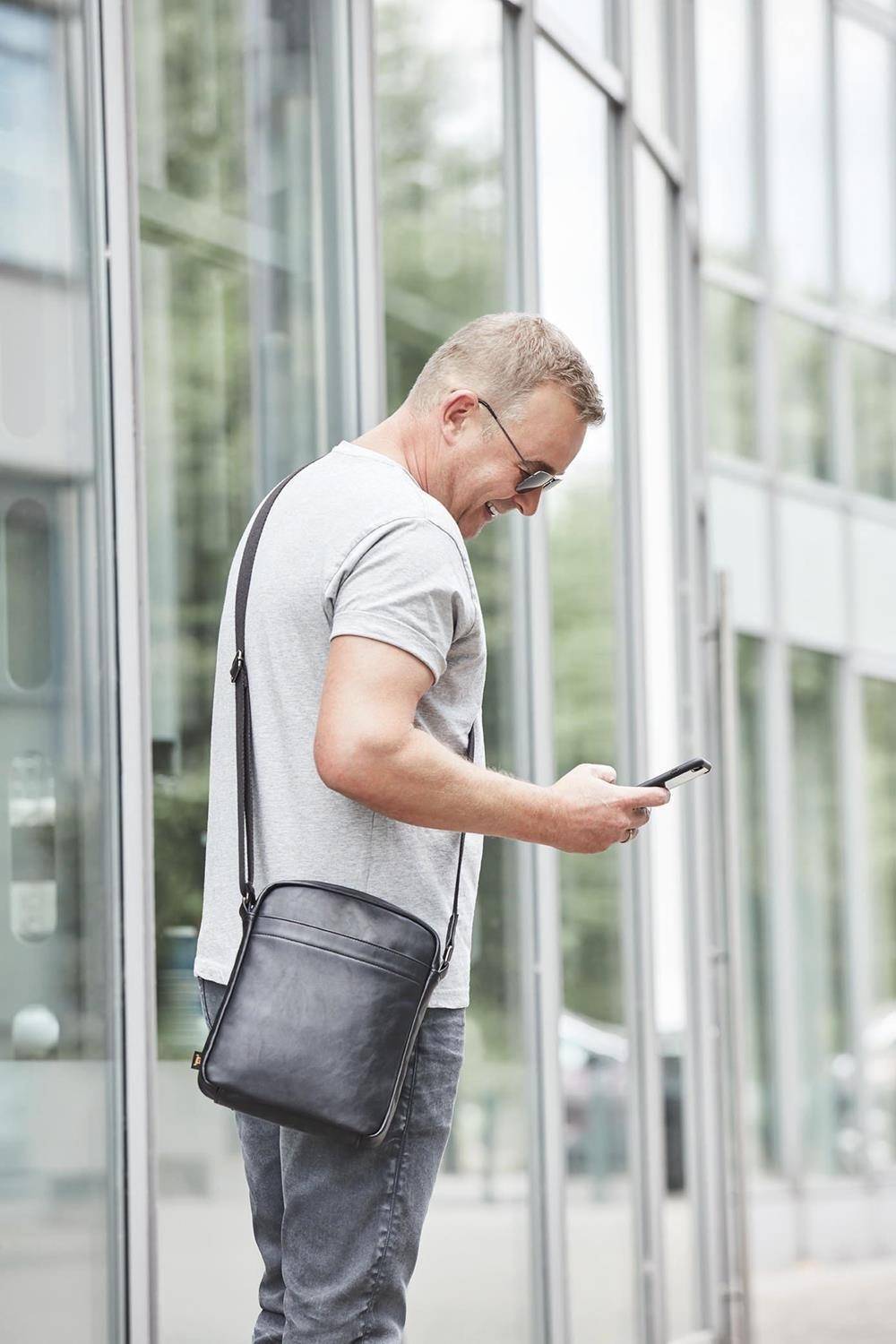 Mała torba na ramię wykonana ze skóry ekologicznej